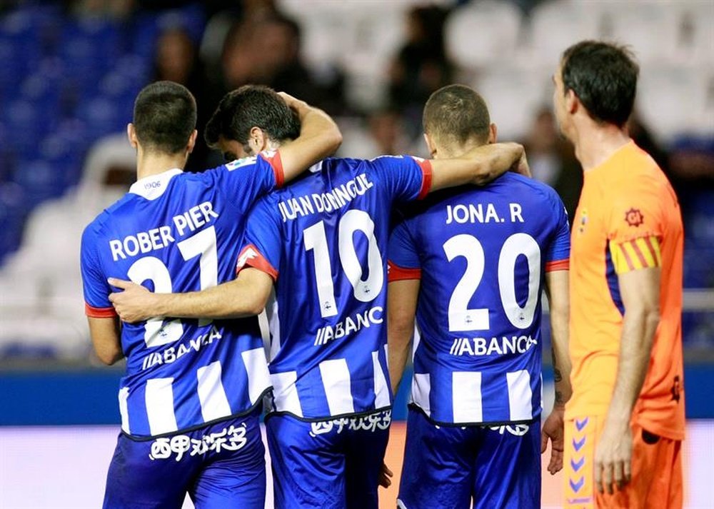 Los jugadores del Deportivo de La Coruña felicitan a Juan Domínguez en el estadio de Riazor, en A Coruña. EFE/Archivo