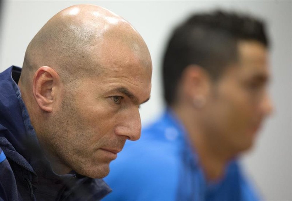 Zidane recibió una oferta del Lyon dos semanas antes de ser nombrado entrenador del Madrid. Twitter