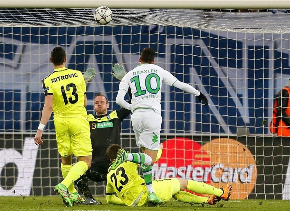 El jugador del Wolfsburgo Julian Draxler (c) anota el segundo gol de su equipo durante un partido entre Gante y Wolfsburgo por los octavos de final de la Liga de Campeones de la UEFA, en el estadio Ghemlanco Arena de Gante (Bélgica). EFE