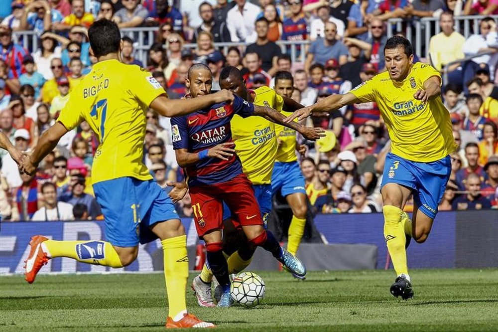 El delantero brasileño del FC Barcelona Neymar Da Silva (c) lucha con el defensa de la UD Las Palmas Bigas (i) y el defensa paraguayo de la UD Las Palmas Antolín Alcaraz (d) durante el partido de la sexta jornada de Liga en Primera División entre el FC Barcelona y la UD Las Palmas disputado en el Camp Nou. EFE/Archivo