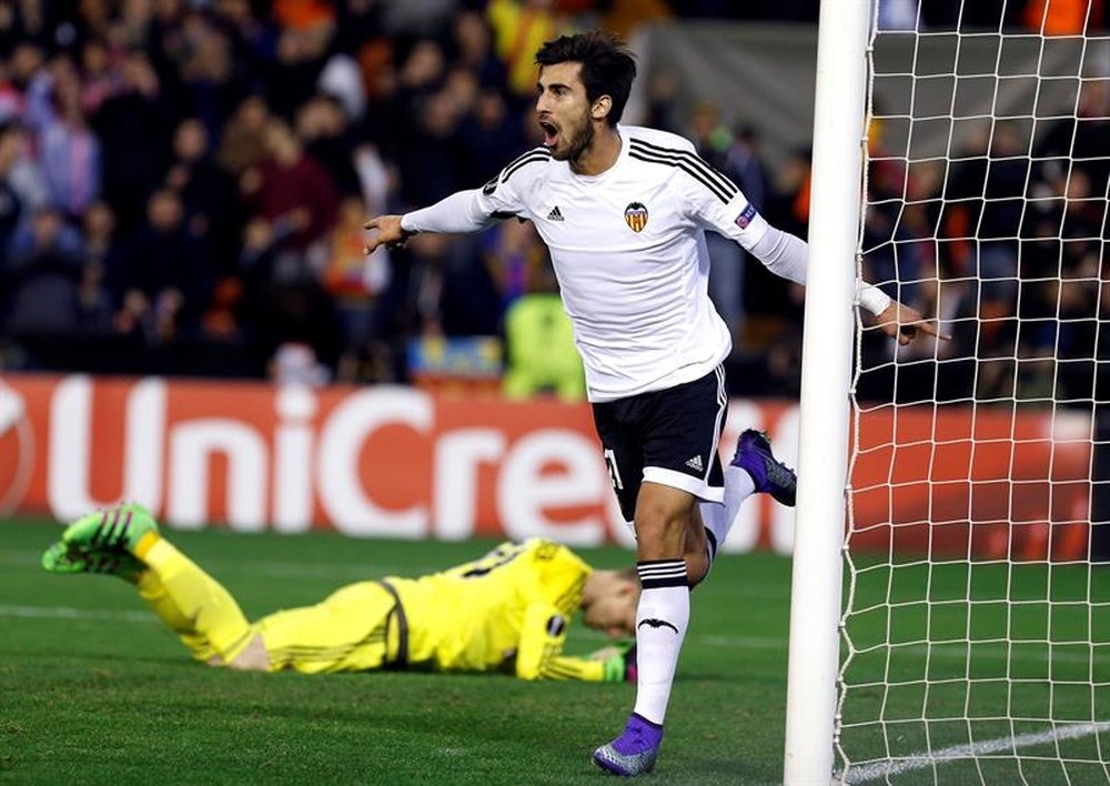 Andre Gomes (R) playing in a match for Valencia. EFE