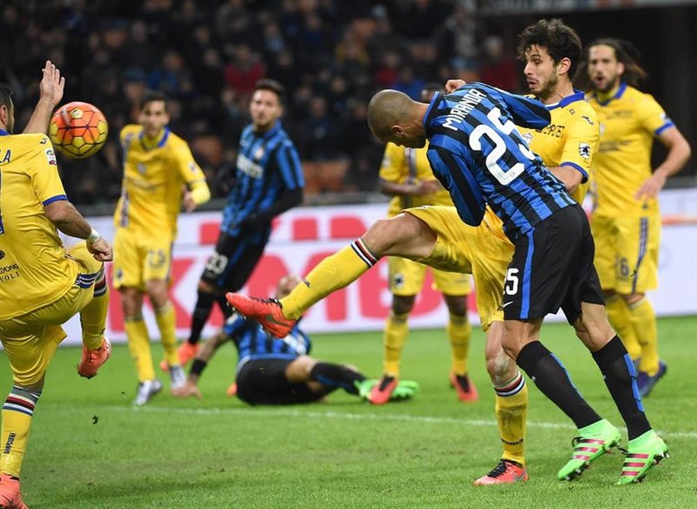 El centrocampista del Inter Joao Miranda (2-I) cabecea a gol durante el partido de la Serie A que han jugado Fc Internazionale y Sampdoria en el Giuseppe Meazza en Milán, Italia. EFE/EPA