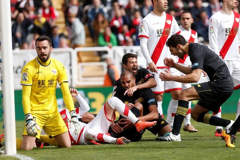 El centrocampista francés del Sevilla, Steven N´Zonzi (c), recibe la felicitación de sus compñaeros tras marcar el primer gol ante el Rayo Vallecano, durante el partido de hoy. EFE