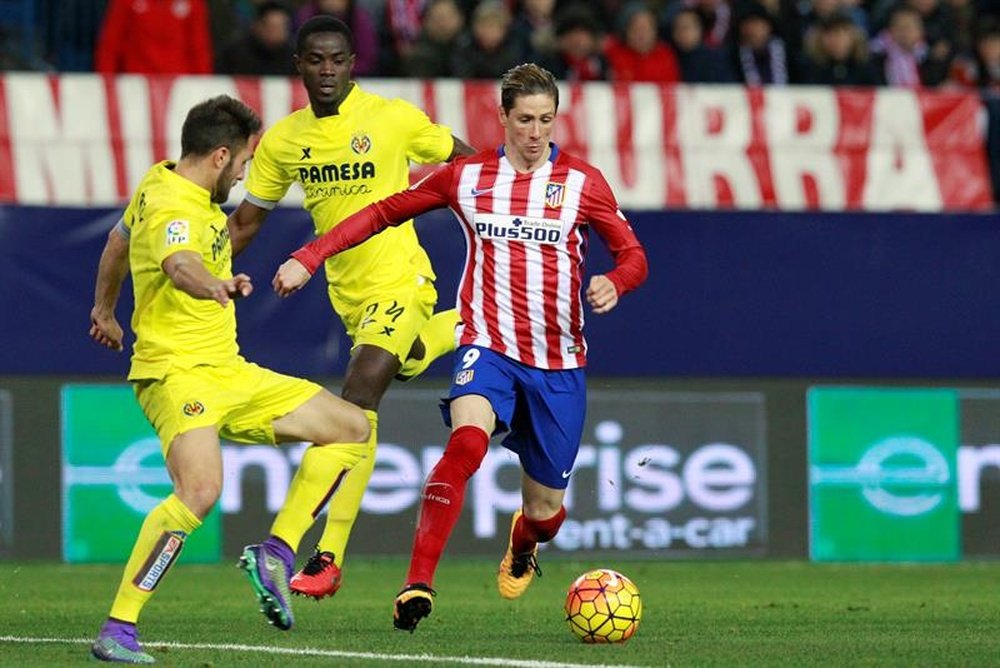 El delantero del Atlético de Madrid, Fernando Torres (d), intenta superar al centrocampista del Villarreal, Bruno, durante el encuentro correspondiente a la jornada 25 de primera división, que disputaron en el estadio Vicente Calderón, en Madrid. EFE