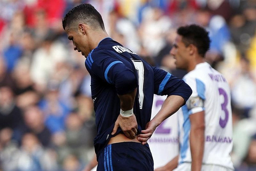 Cristiano se lamenta tras fallar un penalti contra el Málaga. EFE