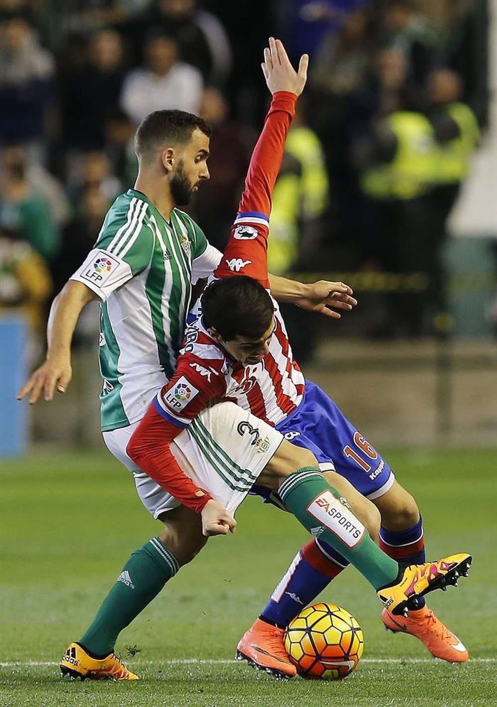 El defensa del Betis Martín Montoya y el delantero del Sporting Carlos Castro luchan por el balón. EFE/Archivo