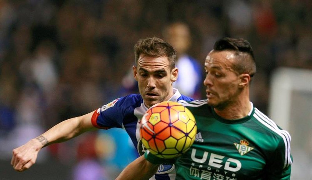 El defensa del Deportivo, Fernando Navarra (i), disputa un balón ante el centrocampista argelino del Betis, Fouad Kadir, durante el encuentro correspondiente a la jornada 24 de primera división, que disputaron en el estadio de Riazor, en A Coruña. EFE/Archivo