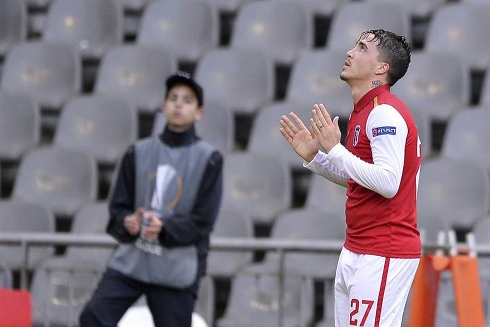 El jugador del Sporting de Braga Josué celebra un gol marcado ante el FC Sion durante el partido de vuelta de los dieciseisavos de final de la Liga Europa disputado en el Estadio Municipal de Braga, en Portugal. EFE