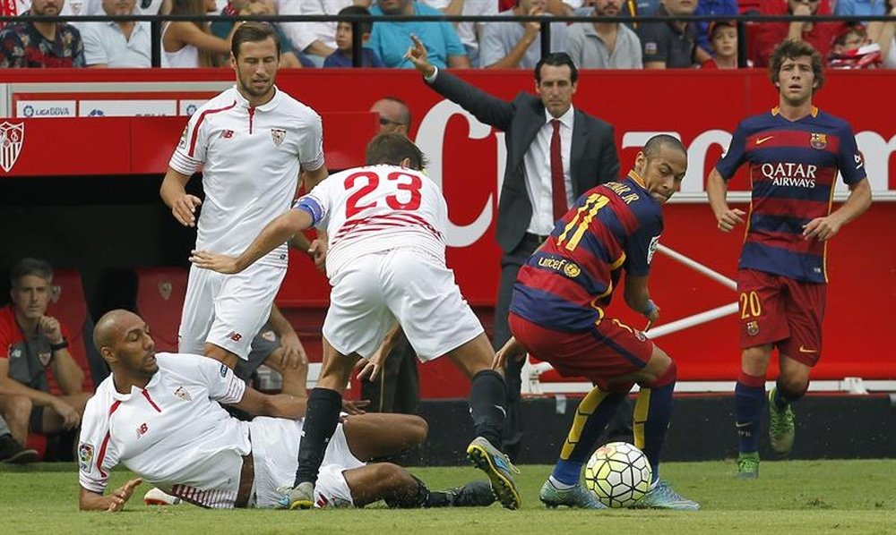 El delantero brasileño del FC Barcelona Neymar Jr. (d) ante el defensa del Sevilla Coke (c), durante el partido de la séptima jornada de la Liga de Primera División, el pasado mes de octubre. EFE/Archivo
