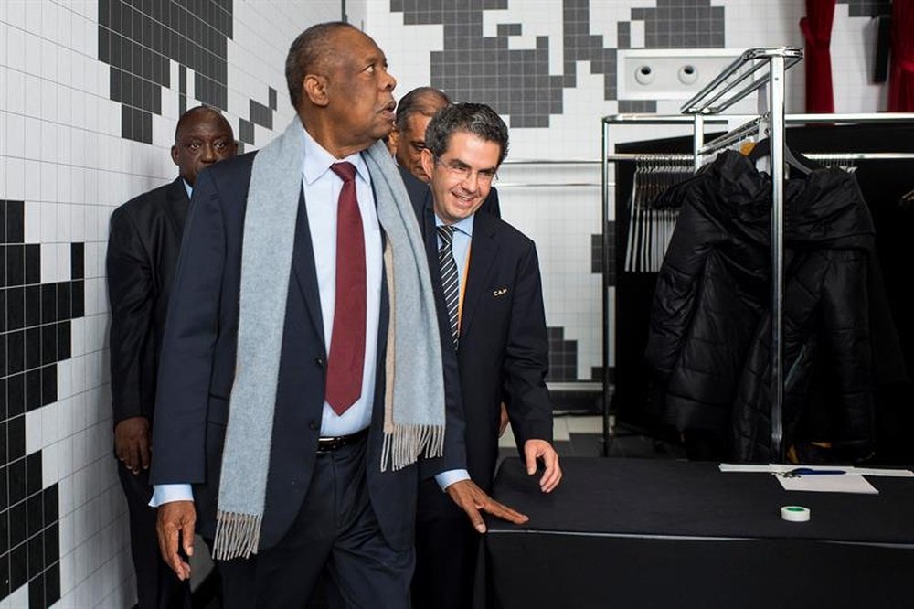 El camerunés Issa Hayatou (c), presidente en funciones de la FIFA, llega a la reunión de la Confederación Africana de Fútbol celebrada en el hotel Kameha Grand Zurich de Zúrich (Suiza) hoy, 25 de febrero de 2016. EFE