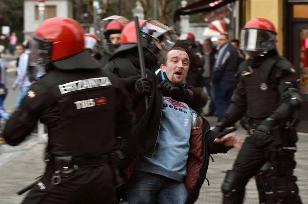 La Ertzaintza detiene a una persona durante los enfrentamientos el centro de Bilbao entre hinchas del Olympique de Marsella y del Athletic de Bilbao. EFE