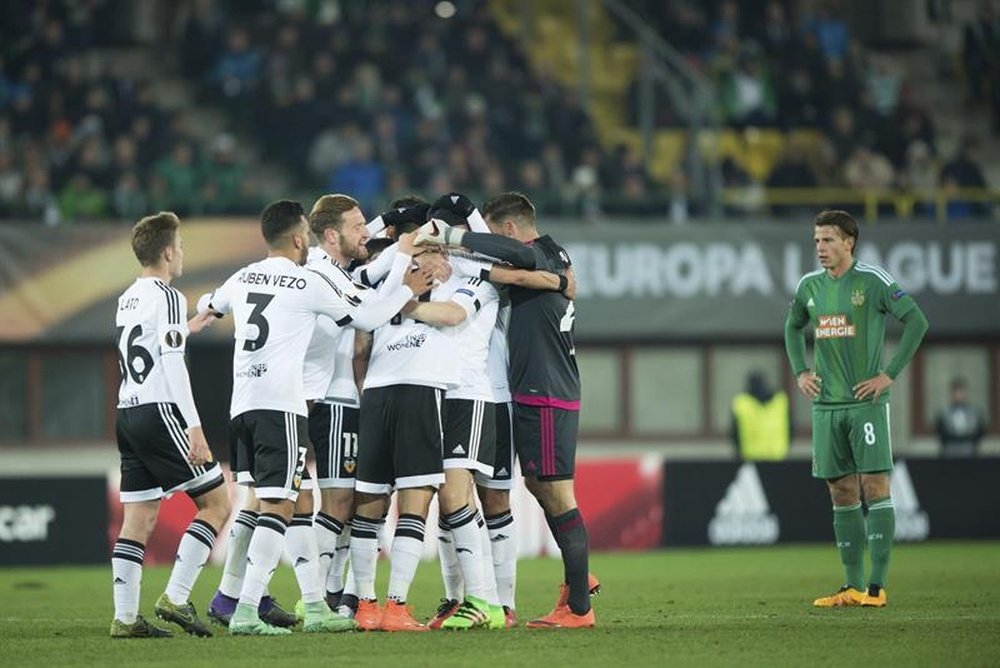 El centrocampista del Valencia Rodrigo celebra con sus compañeros un gol marcado ante el Rapid de Viena. EFE
