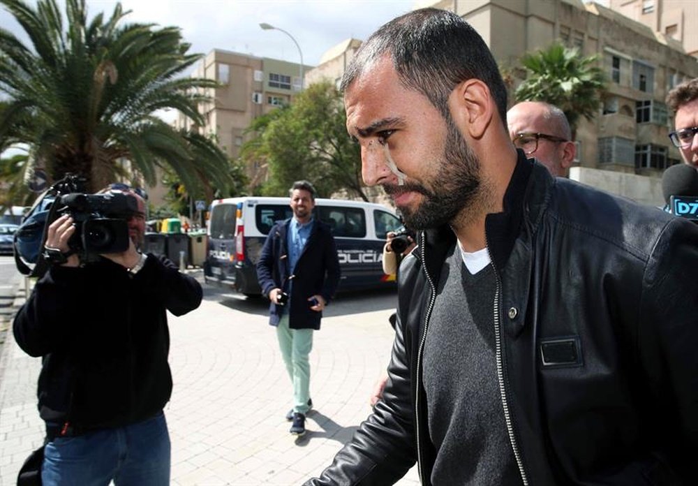 El centrocampista de la Unión Deportiva Las Palmas Nauzet Alemán a la salida del juzgado donde prestó declaración por el altercado nocturno en el que se vio involucrado. EFE