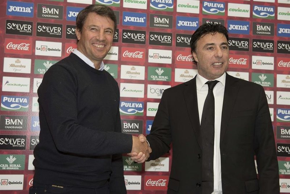 El nuevo entrenador del Granada, Jose Gonzalez (i) y el presidente del club andaluz, Enrique Pina, el día de la presentación del técnico. EFE/Archivo