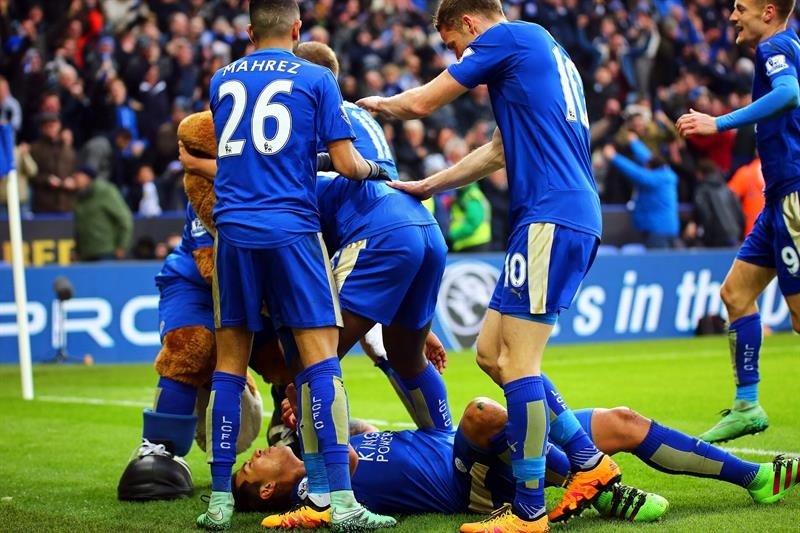 El delantero del Leicester City Leonardo Ulloa (en el césped) celebra el gol con sus compañeros durante el partido de la Premier League que han jugado Leicester City y Norwich City en Leicester, Reino Unido. EFE/EPA