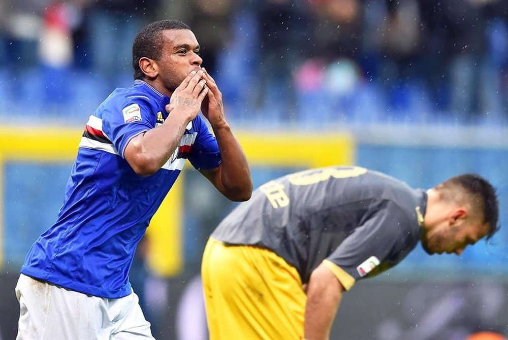 El centrocampista del Sampdoria Fernando (I) celebra un gol ante el Frosinone Calcio en el Luigi Ferraris de Génova, Italia. EFE/EPA