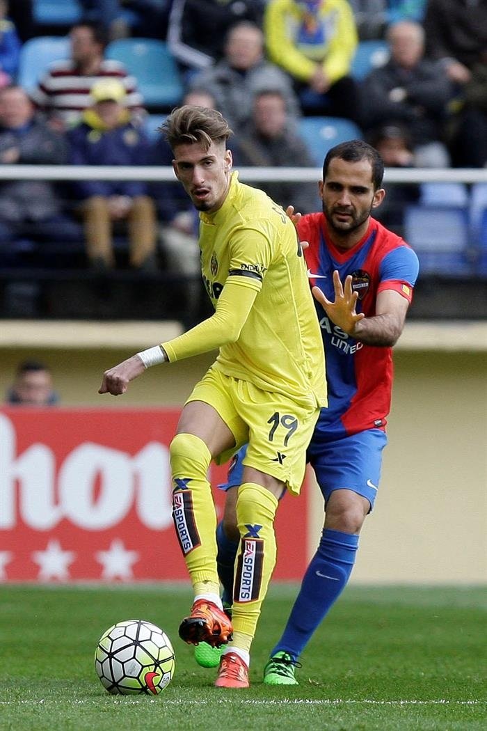 El centrocampista del Villarreal Samu Castillejo (i) con el balón ante el centrocampista del Levante José Antonio García Verza (d), durante el partido de la vigésima sexta jornada de Liga de Primera División disputado en El Madrigal. EFE