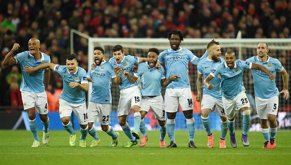 Los jugadores del Manchester City celebran el triunfo en la tanda de penaltis contra el Liverpool en la final de la Capital One en Wembley en Londres, Reino Unido. EFE/EPA