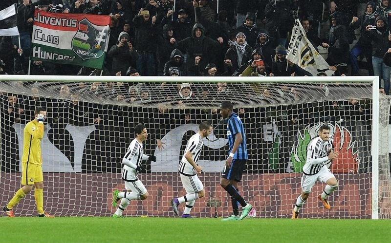 El delantero español Alvaro Morata, (d), logra de penalti el 2-0 durante el partido de la Serie A que han jugado Juventus Fc y Fc Internazionale en el Juventus stadium de Turín, Italia. (Italia) EFE/EPA