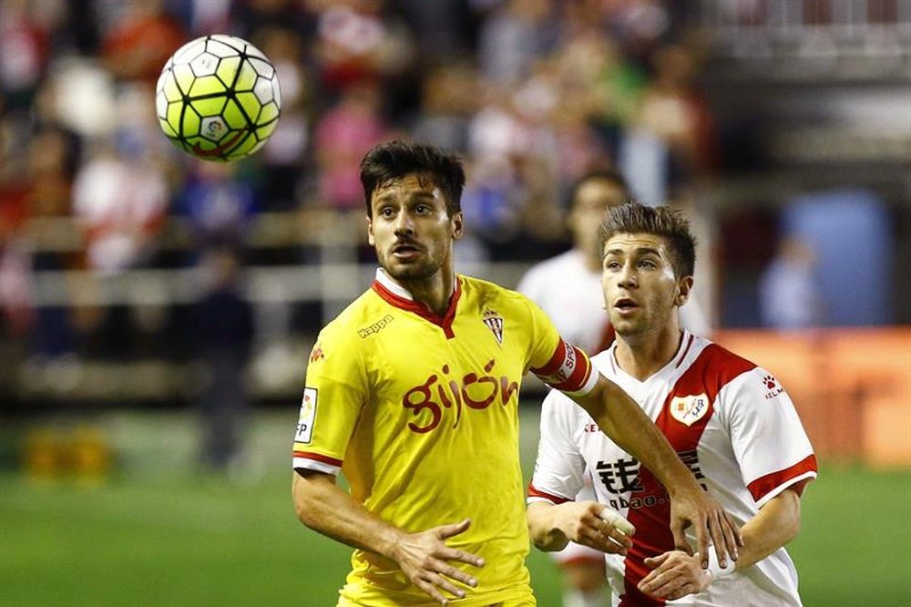 El defensa del Sporting, Roberto Canella (i), disputa el balón con el centrocampista del Rayo Vallecano, Adrián Embarba (d). EFE/Archivo