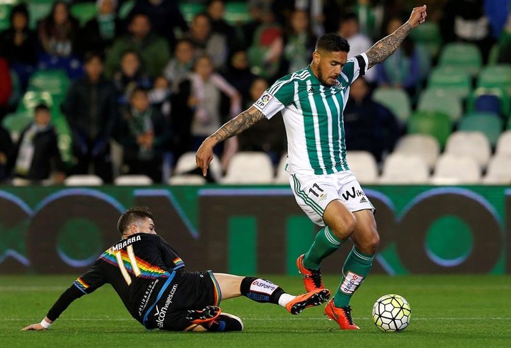 El defensa peruano el Real Betis Juan Vargas (d) escapa de Piti, del Rayo Vallecano, durante el partido de Liga en Primera División que están disputando en el estadio Benito Villamarín, en Sevilla. EFE/Archivo