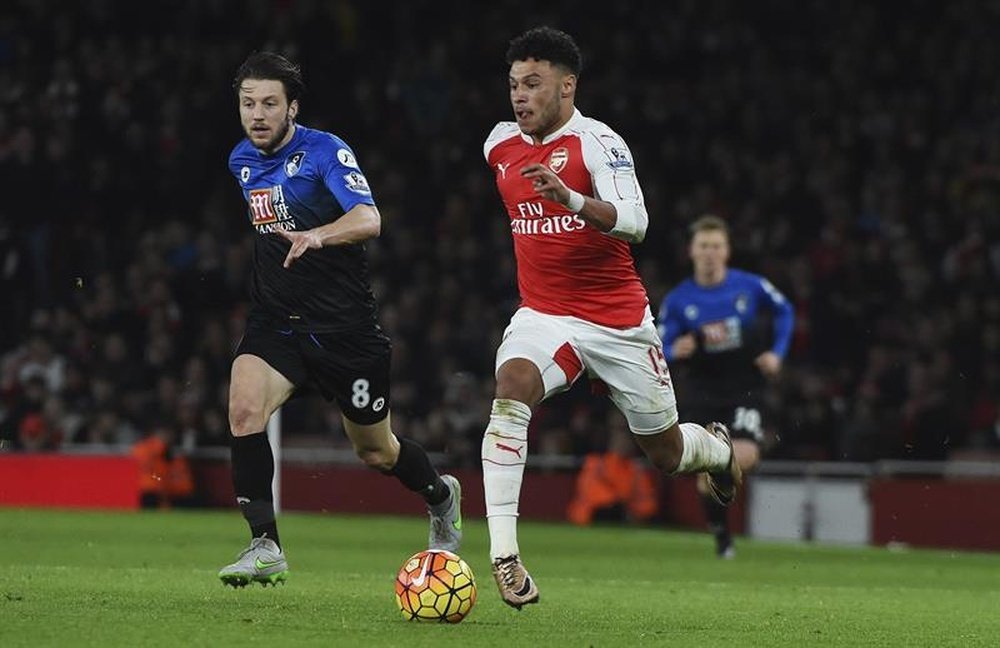 Arsenal are open to sell Alex Oxlade-Chamberlain (R) this summer. EFE/Archivo
