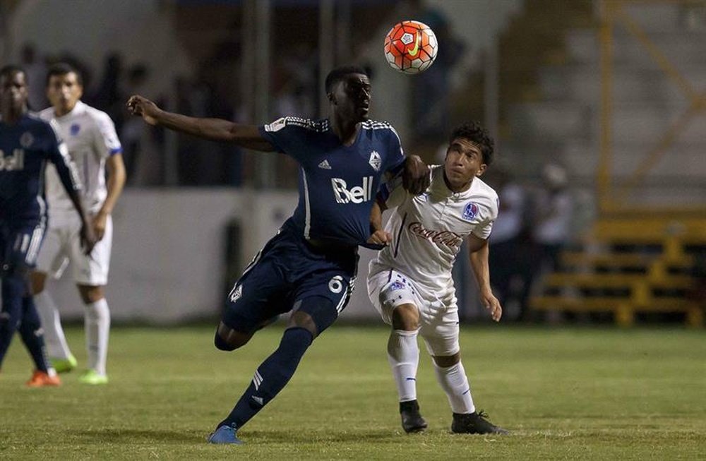 El jugador del Olimpia de Honduras Néstor Martínez (d) disputa el balón con Jordan Smith (i) de Vancouver Whitecaps de Canadá, el pasado 22 de octubre, en un partido por la Liga de Campeones de la CONCACAF disputado en el Estadio Nacional de Tegucigalpa (Honduras). EFE/Archivo