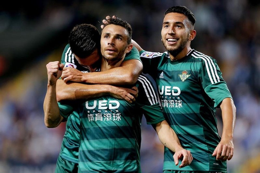 El delantero del Betis Rubén Castro (c) es felicitado por Xavi Torres (i) y Francisco tras marcar un gol durante un partido. EFE/Archivo