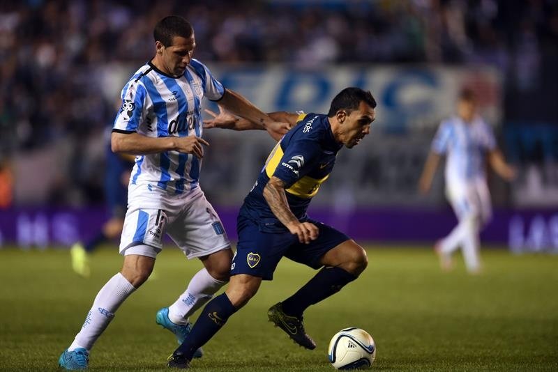 El jugador de Boca Juniors Carlos Tevez(d) disputa la pelota con Francisco Cerro (i) de Racing Club. EFE/Archivo