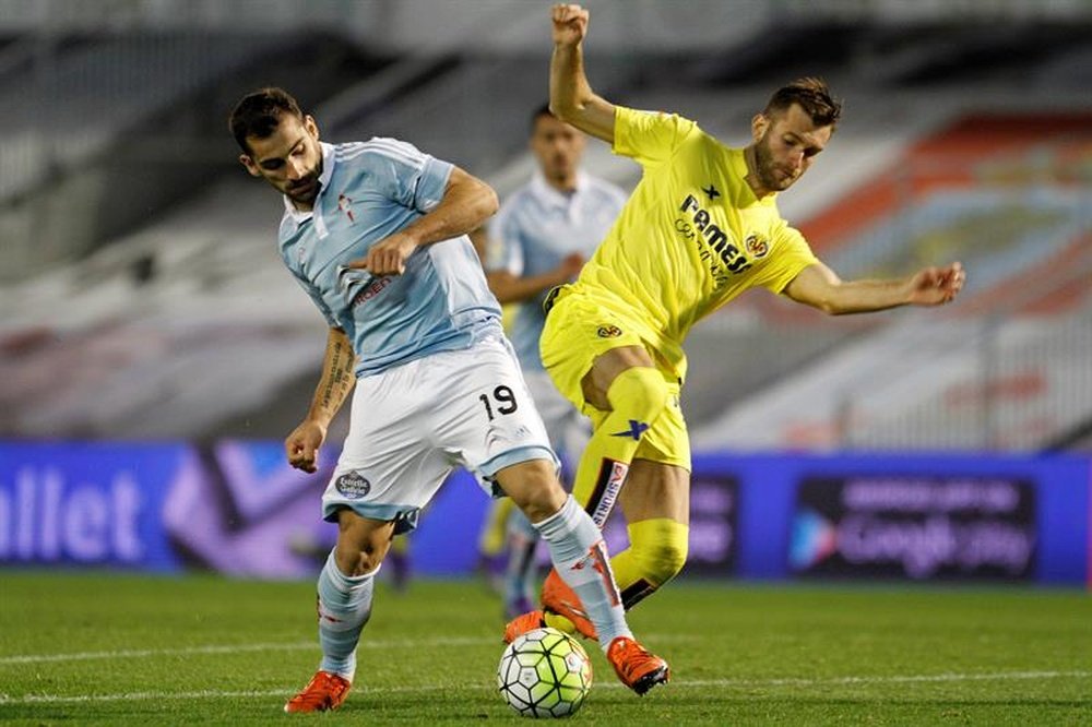 El defensa del Celta de Vigo Jonny Castro (i) disputa un balon con el delantero brasileño del Villarreal Leo Baptistao (d), durante el partido de la vigésima séptima jornada de la Liga de Primera División que se jugó ayer. EFE