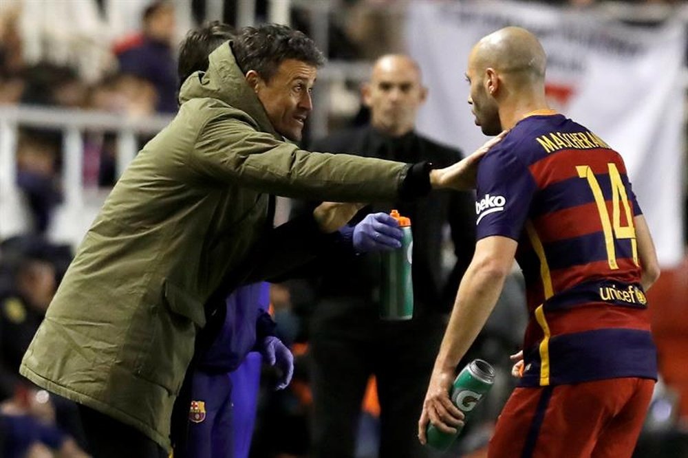 El entrenador del FC Barcelona, Luis Enrique (i), habla con el centrocampista argentino Javier Mascherano (d), durante el partido frente al Rayo Vallecano de la vigésima séptima jornada de Liga en Primera División que se disputó en el estadio de Vallecas, en Madrid. EFE