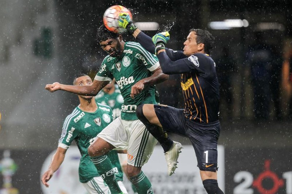 El jugador de Palmeiras Thiago Santos (i) disputa el balón con Sebastián Sosa (d) de Rosario Central  durante un partido de la Copa Libertadores en el estadio Arena Palmeiras, en la ciudad de Sao Paulo (Brasil). EFE