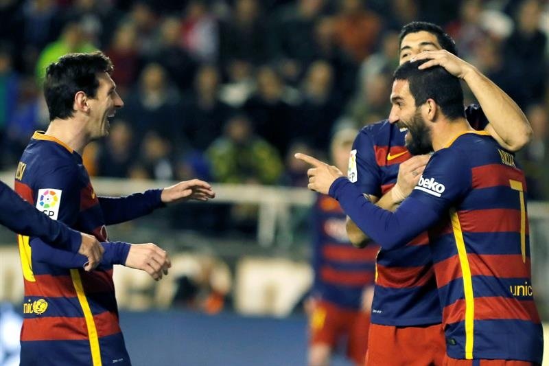 Arda Turan, Luis Suarez et Leo Messi célèbre un but avec le FC Barcelone. EFE