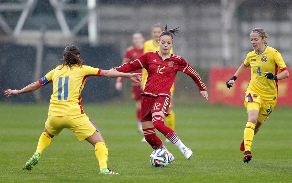 La jugadora española Claudia Zornoza Sánchez (c) lucha por el balón con las rumanas Florentina Olar (i) y Ioana Bortan (d) durante el partido amistoso que ambas selecciones disputaron en el estadio de Mogosoaia. a 20 kilómetros al norte de Budapest, Rumanía. EFE