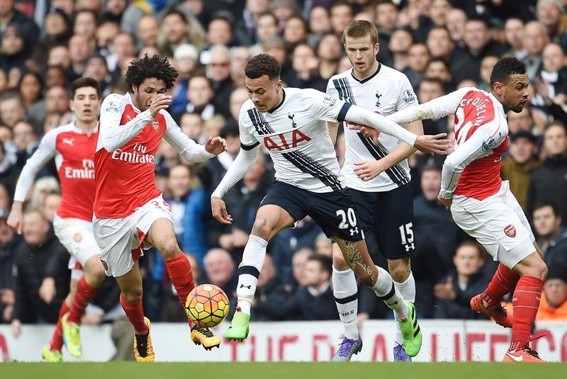 El jugador del Tottenham Deli Alli (c) vies for the trata de anticiparse a Mohamed Elneny, del Arsenal, durante el partido de la Premier League que se ha jugado en White Heart Lane en Londres, Reino Unido. EFE/EPA