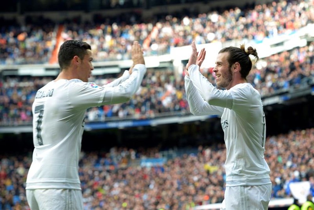 Real Madrid's Gareth Bale celebrates with his teammate Cristiano Ronaldo. EFE