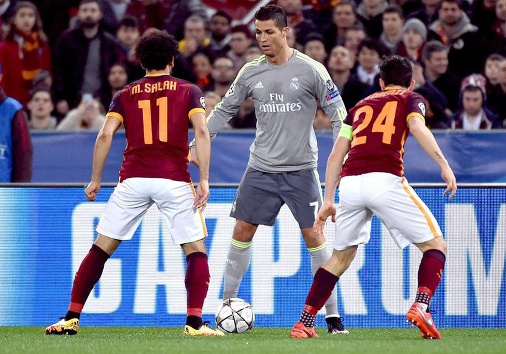 Cristiano Ronaldo (c), de Real Madrid ante Mohamed Salah (i) y Alessandro Florenzi (d), de Roma, durante el partido de ida de los octavos de final de la Liga de Campeones de la UEFA, en el estadio Olímpico de Roma (Italia). EFE/Archivo