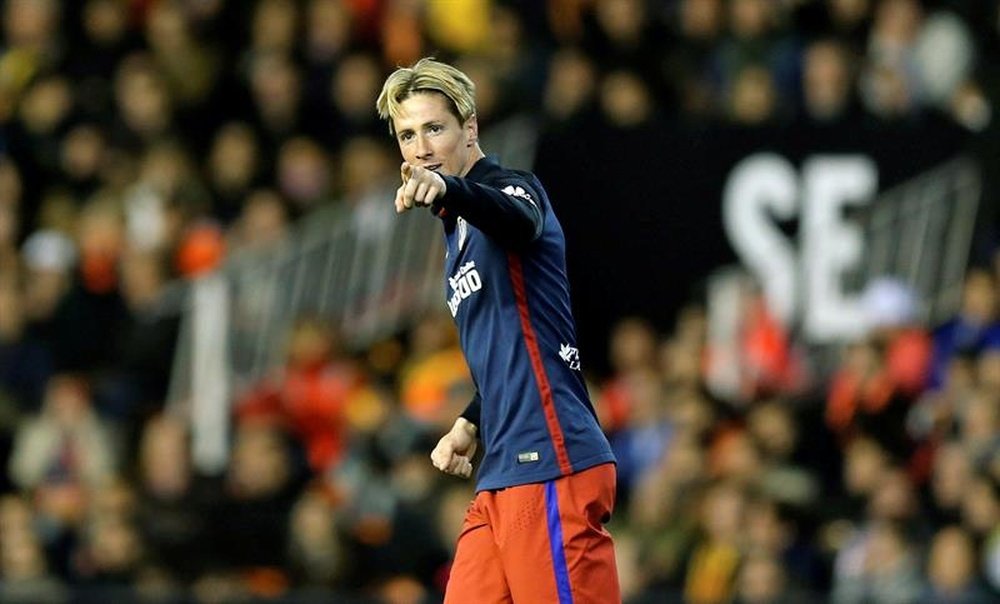 Fernando Torres is sent to the sidelines with knee injury. EFE