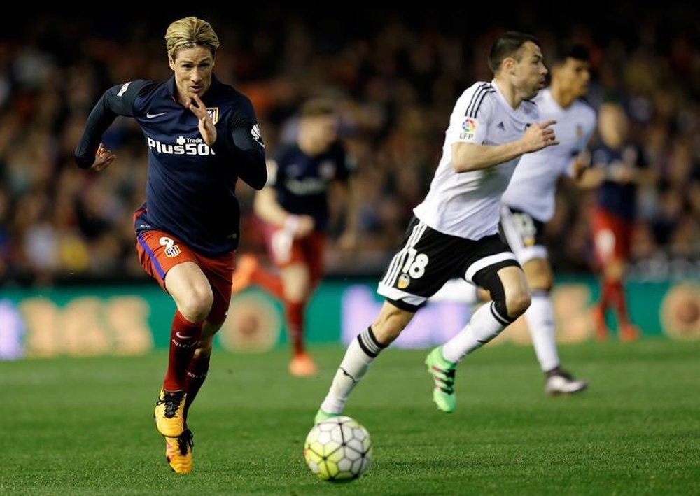 El delantero del Atlético de Madrid Fernando Torres (i) persigue el balón junto a Javi Fuego, del Valencia CF, durante el partido de la vigésimo octava jornada de Liga en Primera División que jugaron en el estadio de Mestalla, en Valencia. EFE
