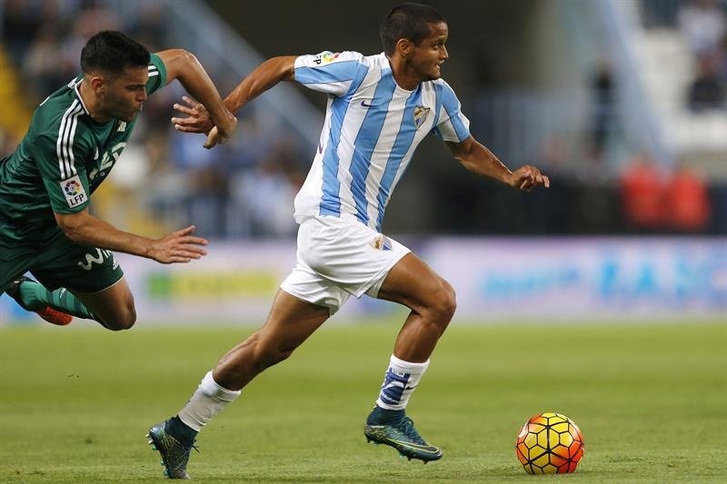 El defensa venezolano del Málaga Roberto Rosales (d) escapa de Bruno González, del Betis, durante un partido. EFE/Archivo