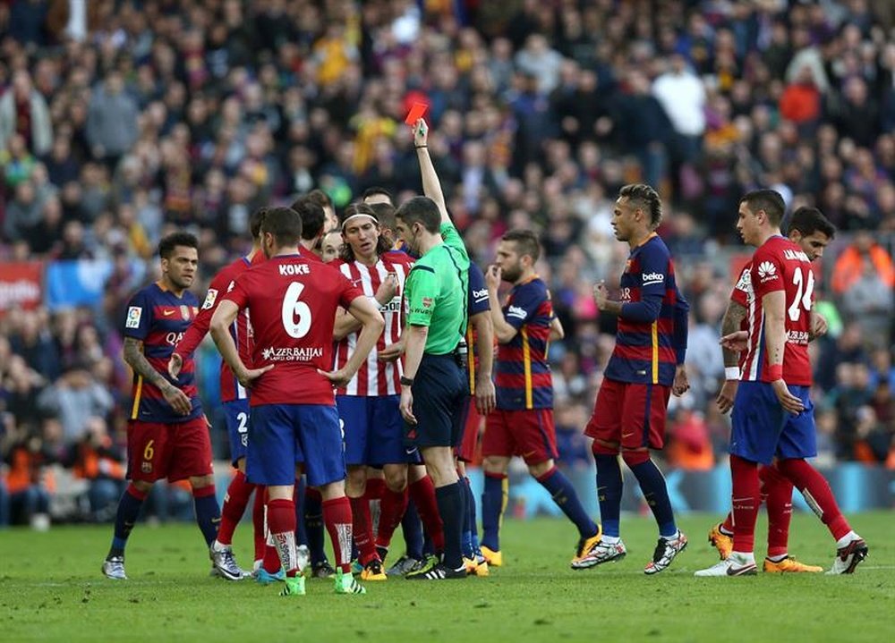 El árbitro decidió castigar a Filipe por una dura entrada sobre Messi. EFE/Archivo