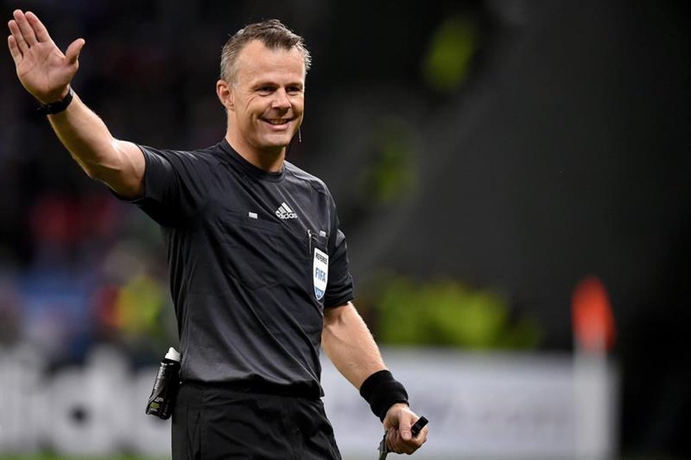 Kuipers, que pitará la final de la Europa League tiene bastante experiencia en grandes choques. EFE