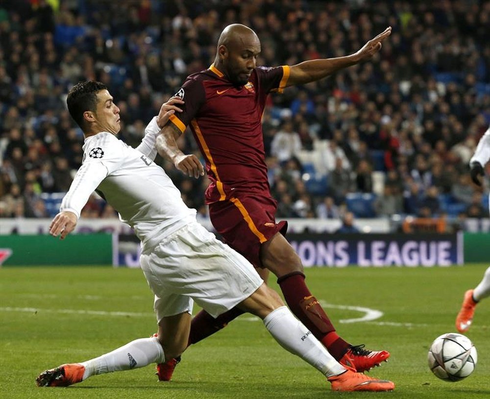 El lateral Maicon saldrá de la Roma al fina de la temporada. EFE