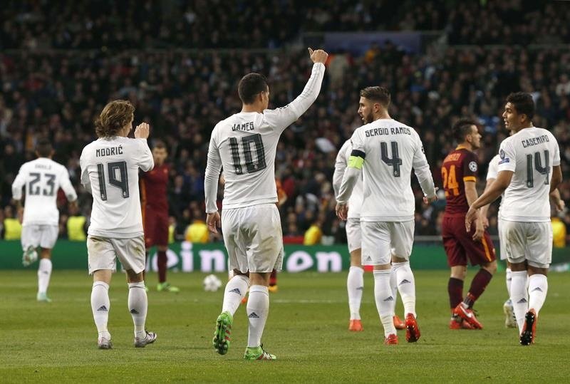 El jugador colombiano del Real Madrid James Rodríguez (2-i) celebra tras marcar el segundo gol ante la Roma, durante el partido de vuelta de los octavos de final de la Liga de Campeones en el estadio Santiago Bernabéu, en Madrid. EFE