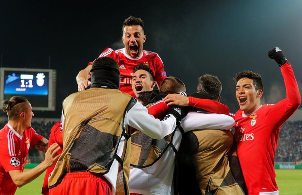 Los jugadores del Benfica celebran la victoria conseguida ante el Zenit en el partido de vuelta de los octavos de final de la Liga de Campeones disputado en el estadio Petrovsky de San Petersburgo, Rusia. EFE