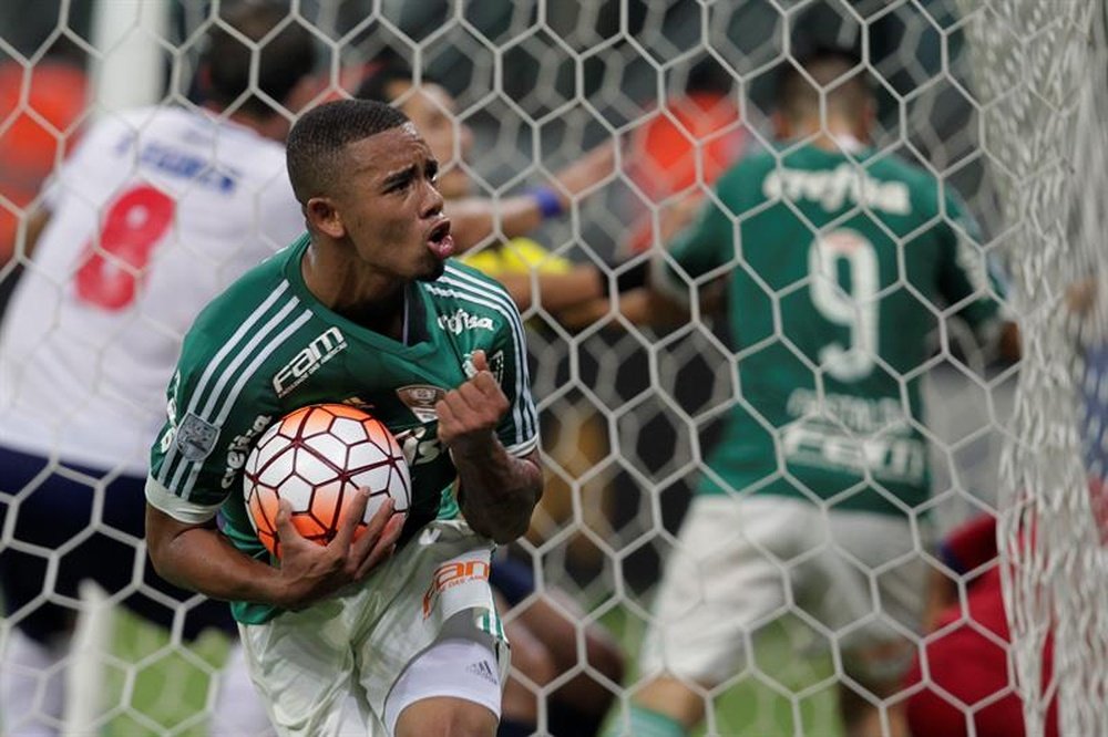 El jugador Gabriel Jesús de Palmeiras celebra una anotación ante Nacional durante un partido entre Palmeiras y Nacional de la Copa Libertadores en la Arena Palmeiras, en la ciudad de Sao Paulo (Brasil). EFE