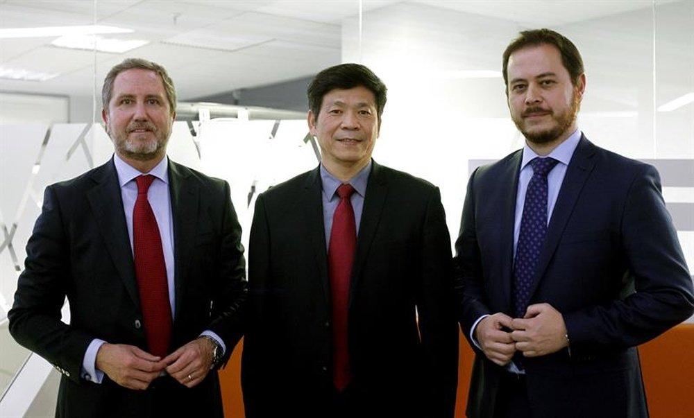 El presidente de la escuela de fútbol Evergrande, Liu Jiangnan (c), posa con el representante de la Cámara de Comercio española en China, David López (d), y el presidente de SOXNA, Luis Alcina, tras la entrevista que ha concedido a la Agencia Efe. EFE