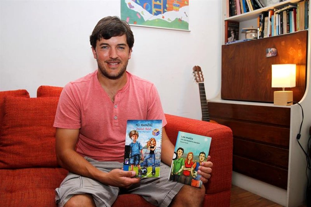 Fotografía del futbolista y escritor uruguayo Daniel Baldi, en Montevideo (Uruguay). EFE