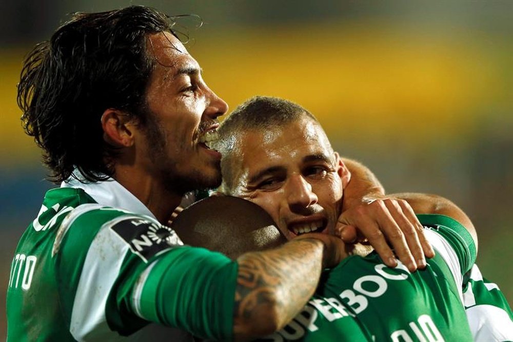 El delantero argelino del Sporting Slimani (d) celebra con sus compañeros uno de su goles contra el Estoril. EFE/EPA