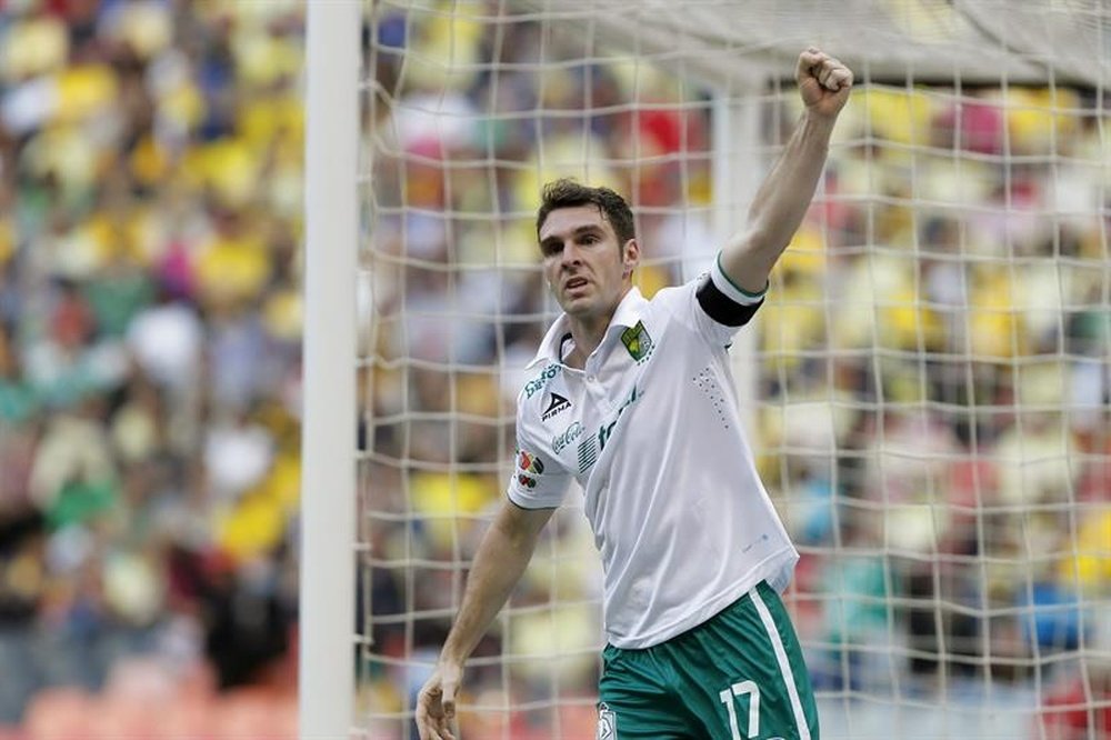 El jugador del León Mauro Boselli celebra después de anotar un gol. EFE/Archivo